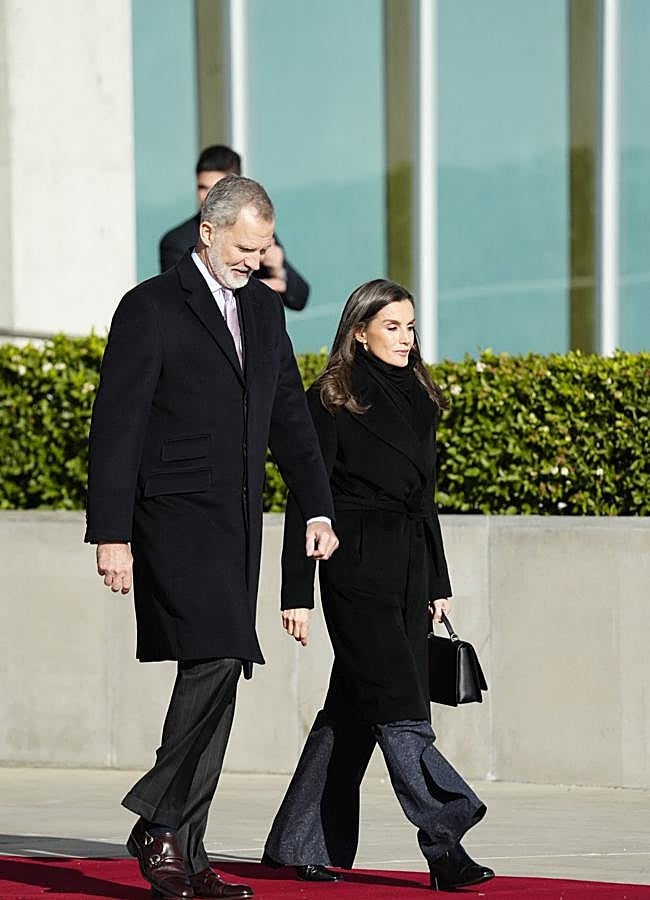 Imagen - La reina Letizia con botines negros. / LIMITED PICTURES