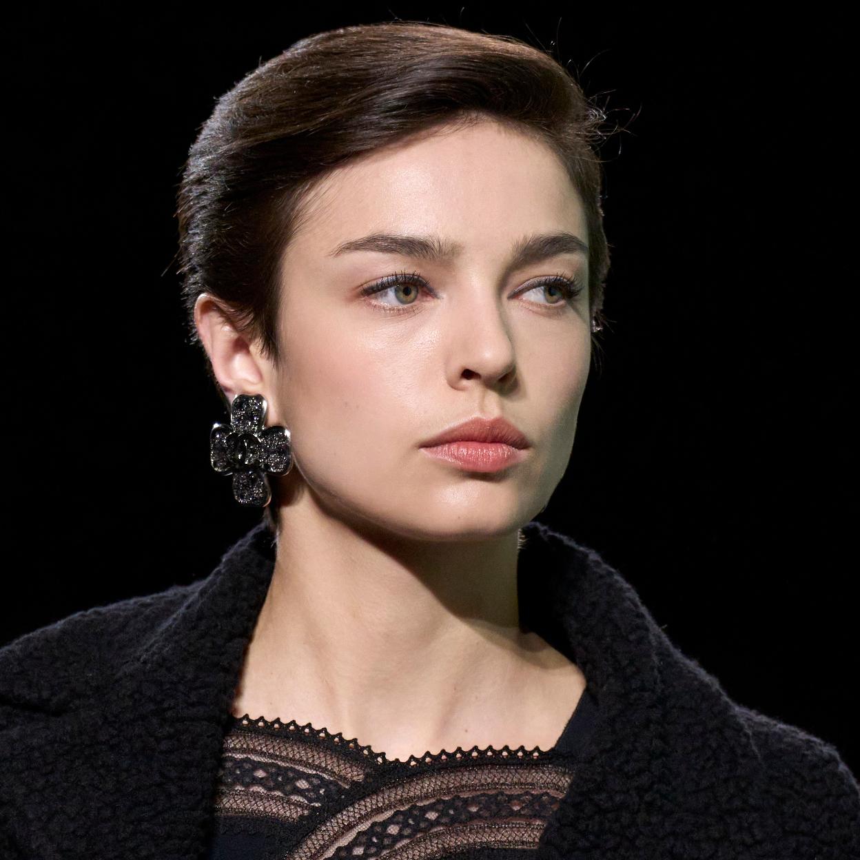 Una modelo en un desfile de Chanel.