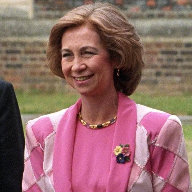 La reina Sofía en una imagen de archivo con el broche que ha llevado en la audiencia en Zarzuela..