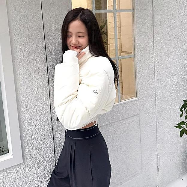 Mujer con un look sport. 