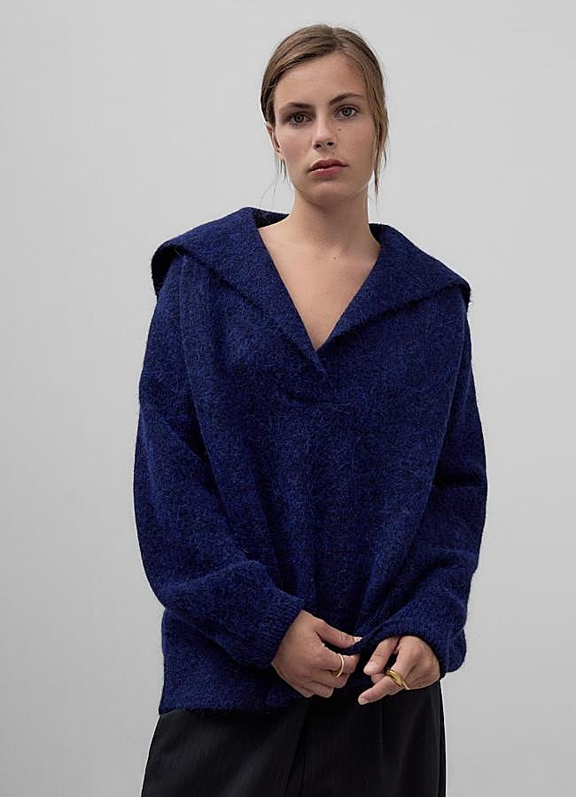 Imagen - Jersey de punto con capucha azul de Adolfo Domínguez, 169 euros.