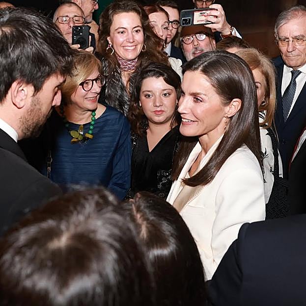 La reina Letizia charlando con los españoles invitados a la fiesta del embajador en Roma. 