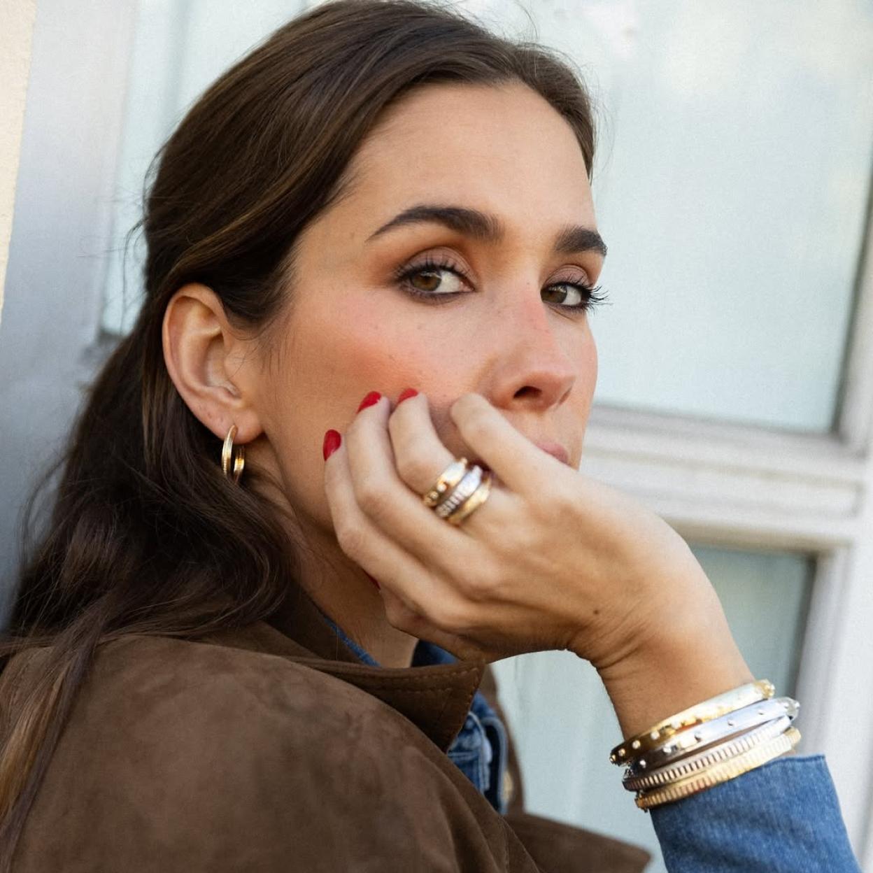 María Pombo con sombra de ojos marrones