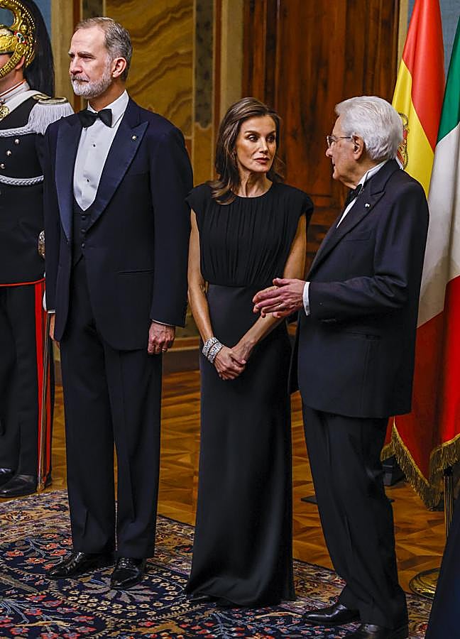 Imagen - La reina Letizia en la cena de gala del viaje de Estado a Italia junto al rey Felipe VI y el presidente de la república italiana, Sergio Maratella.. FOTO: Gtres.
