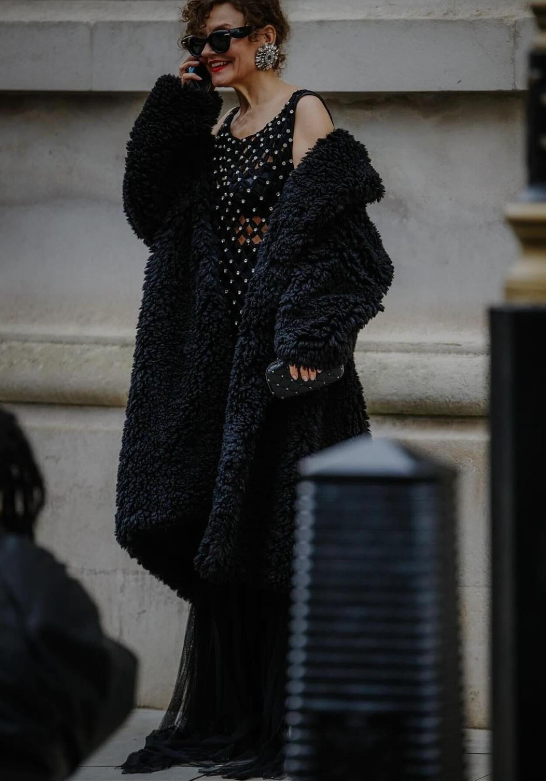 Influencer Silver con abrigo de borreguito