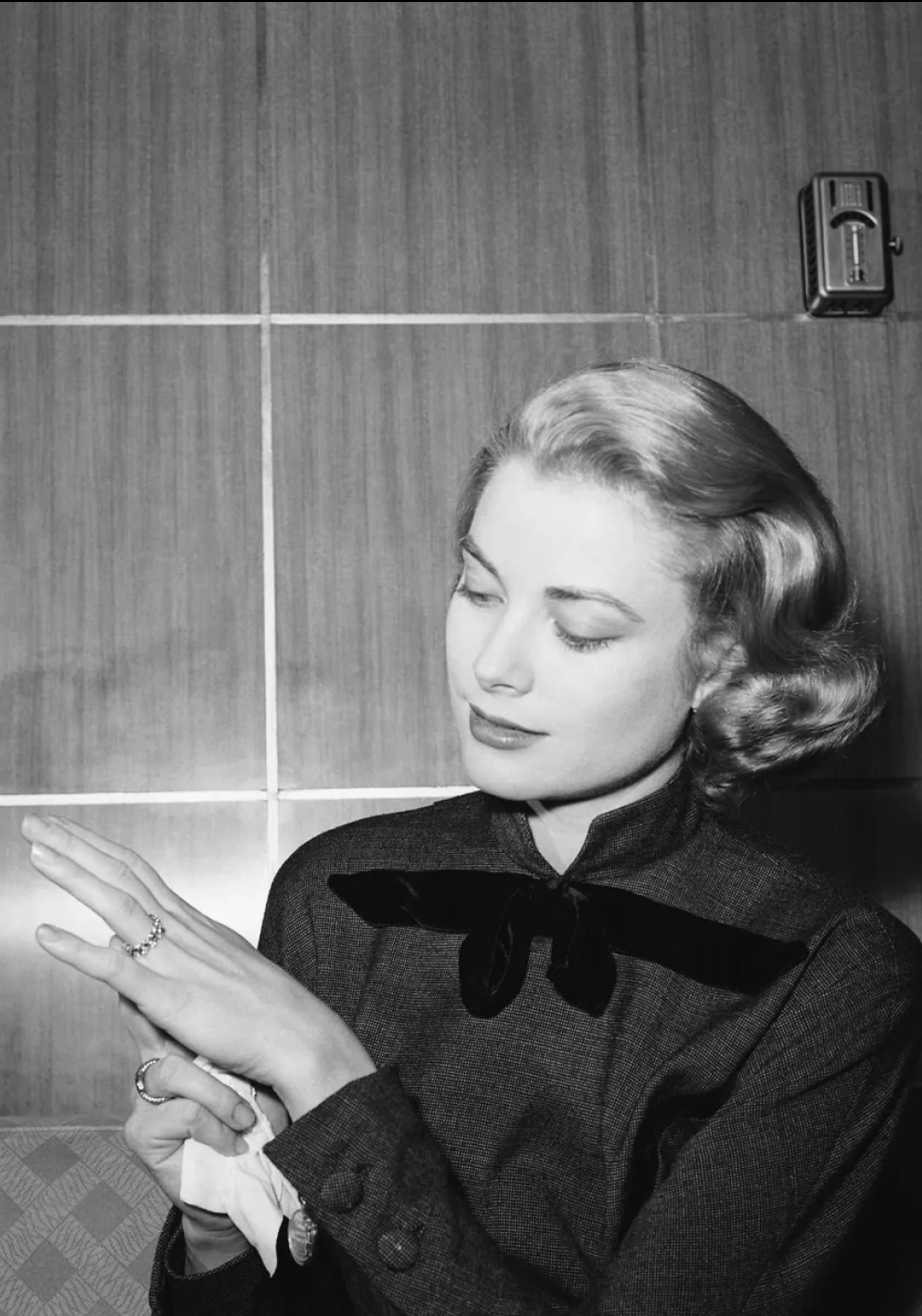 Grace Kelly con su primer anillo de pedida
