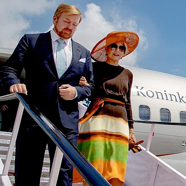 Los reyes de Holanda en su avión privado. 