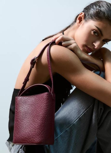 Imagen - Bolso burdeos de Pull & Bear (12,99 euros)