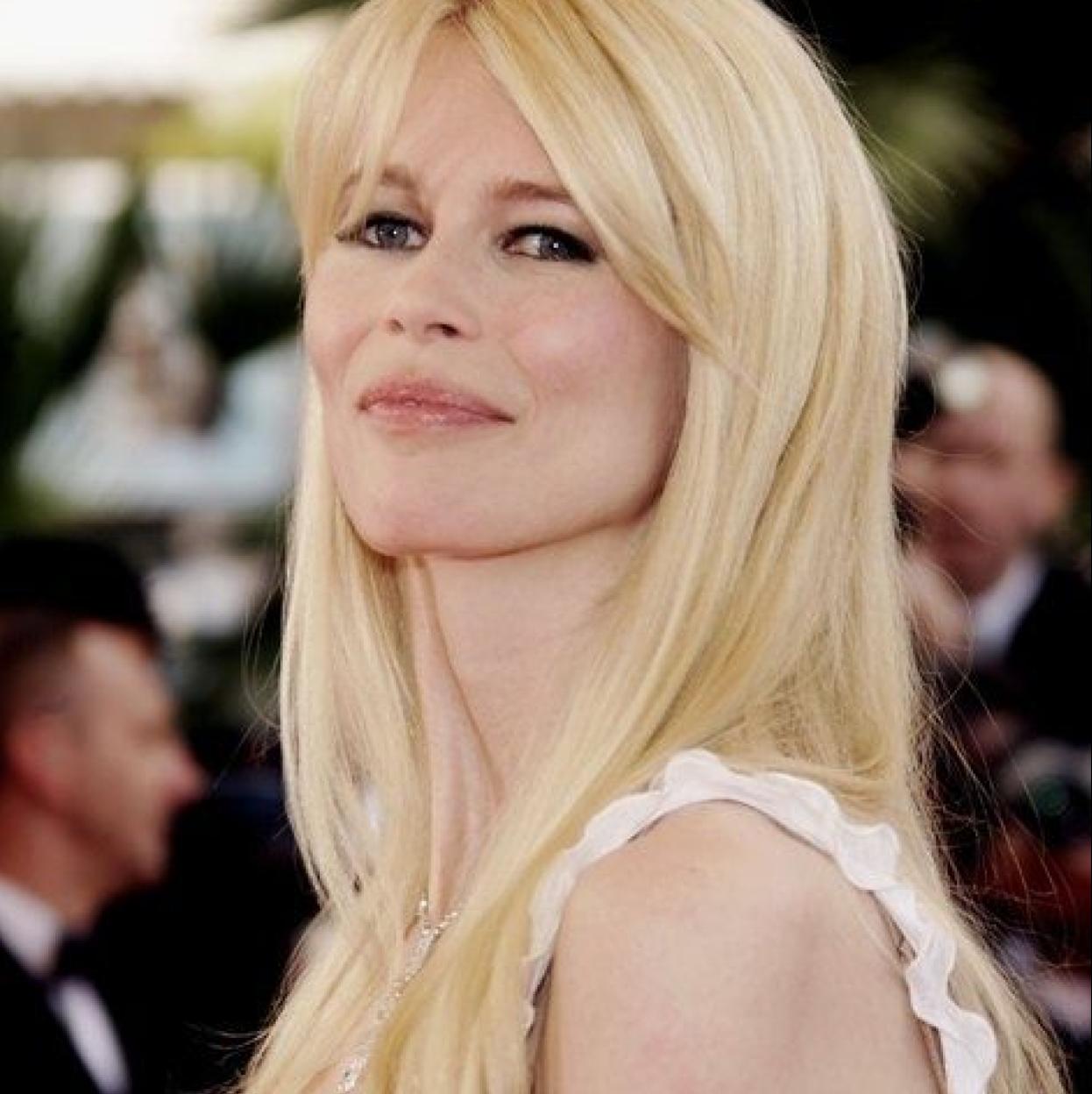 Claudia Schiffer a los 50 con corte de pelo largo con flequillo cortina