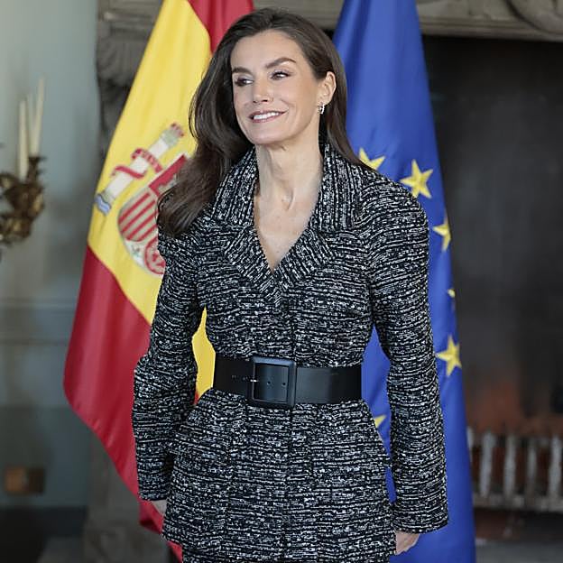 Letizia, espectacular, estrena conjunto de tweed de Alberta Ferretti en su tercer día en Italia: elegante y muy favorecedor