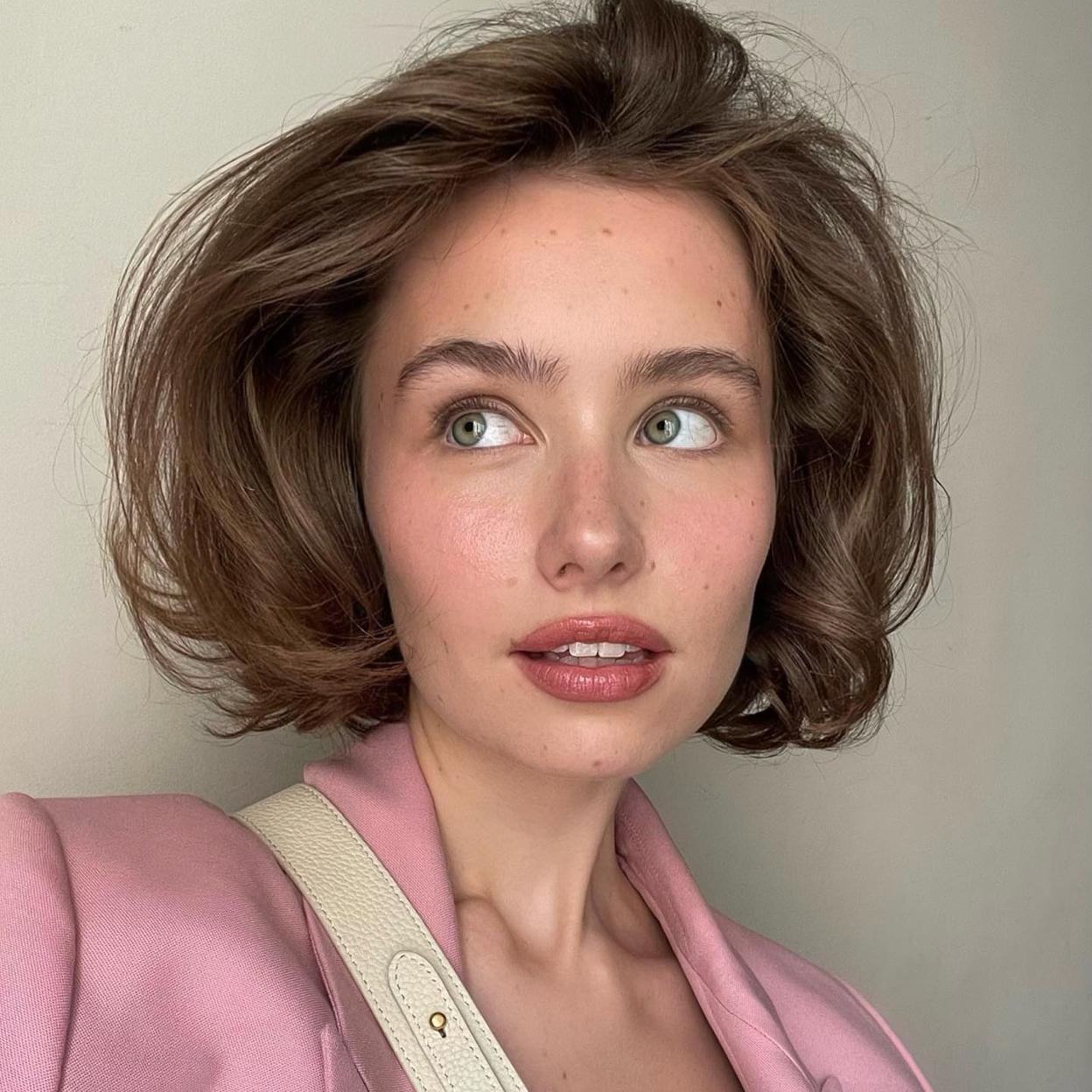 Influencer con rostro cuidado