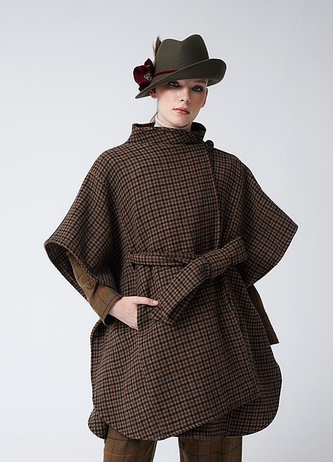 Imagen - Abrigo capa con estampado de cuadros de Coosy (190 euros).