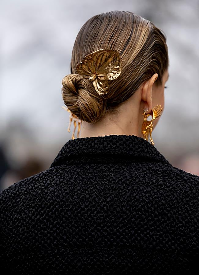 Imagen - Un recogido con moño bajo y detalle joya. Foto: Launchmetrics spotlight.