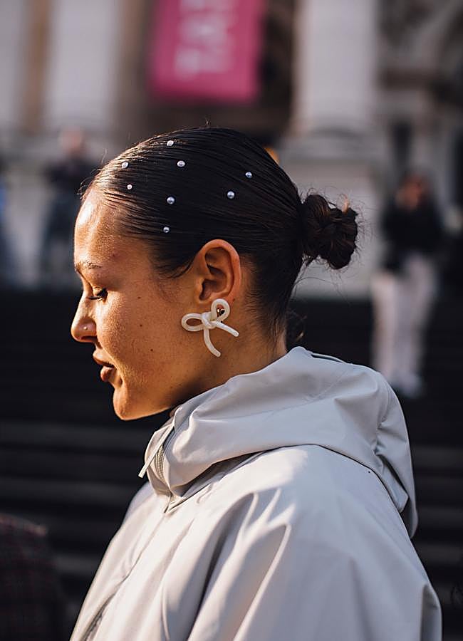 Imagen - Un peinado con moño y detalle de brillos. Foto: Launchmetrics spotlight