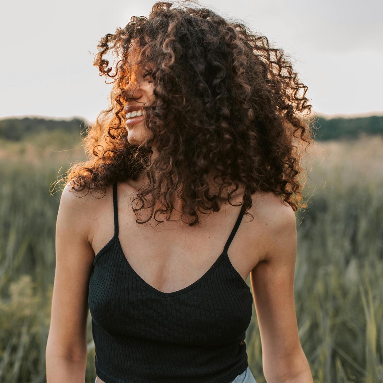 Mujer caminando por el campo. 