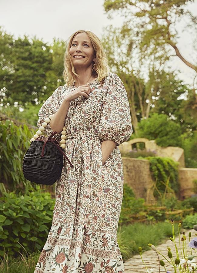 Imagen - Lucie de la Falaise con el bolso edición limitada que ha creado para Sisley.