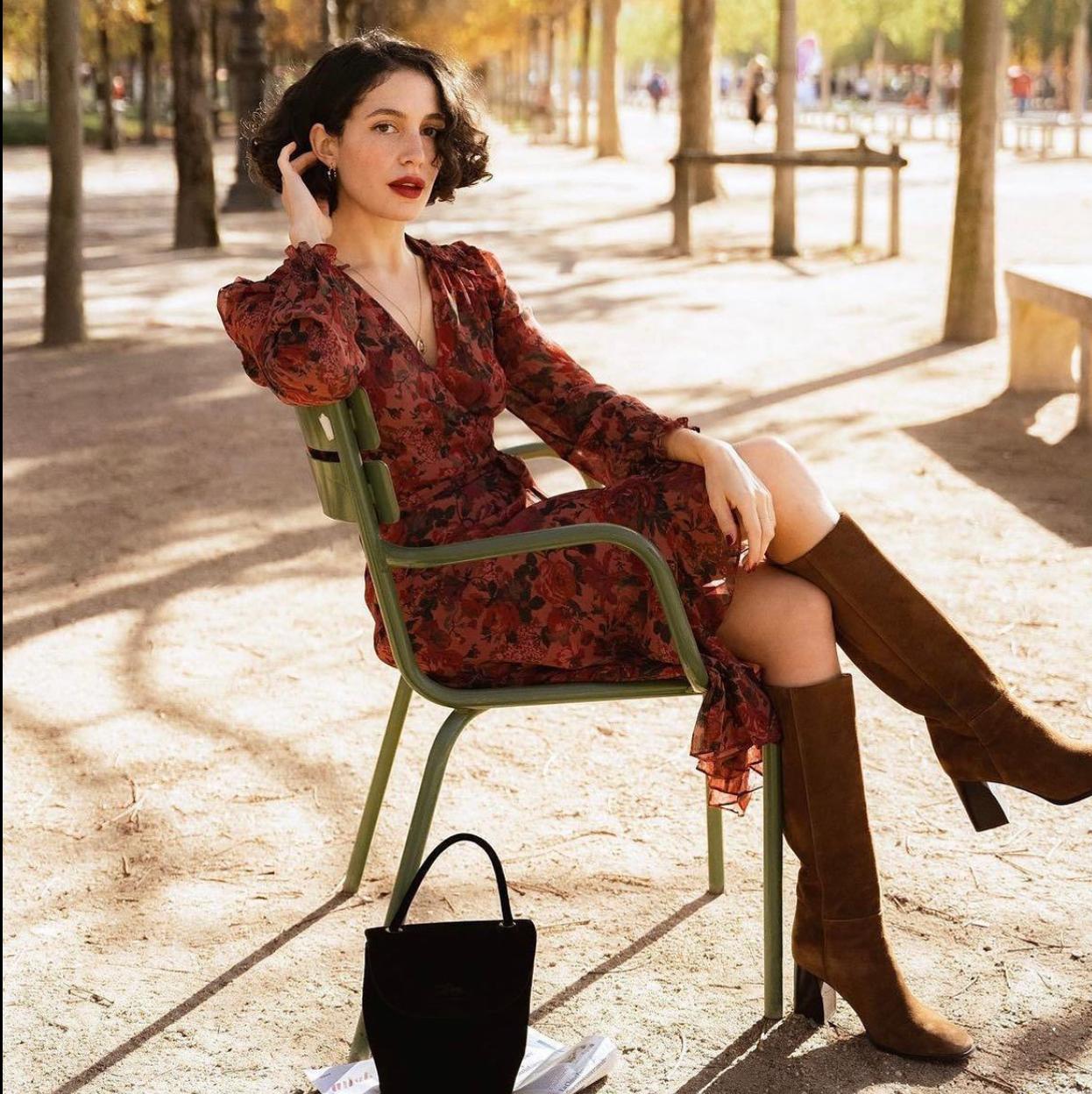 Influencer francesa con vestido midi y botas