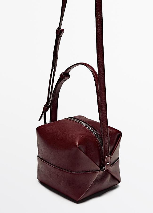 Imagen - Bolso cubo en piel y color burdeos de Massimo Dutti.