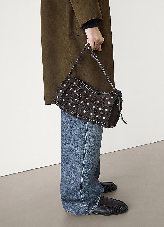 Imagen - Bolso marrón con tachuelas de Massimo Dutti.