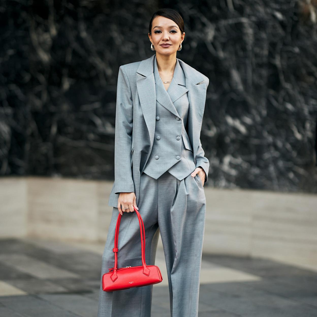 Mujer con traje de sastre
