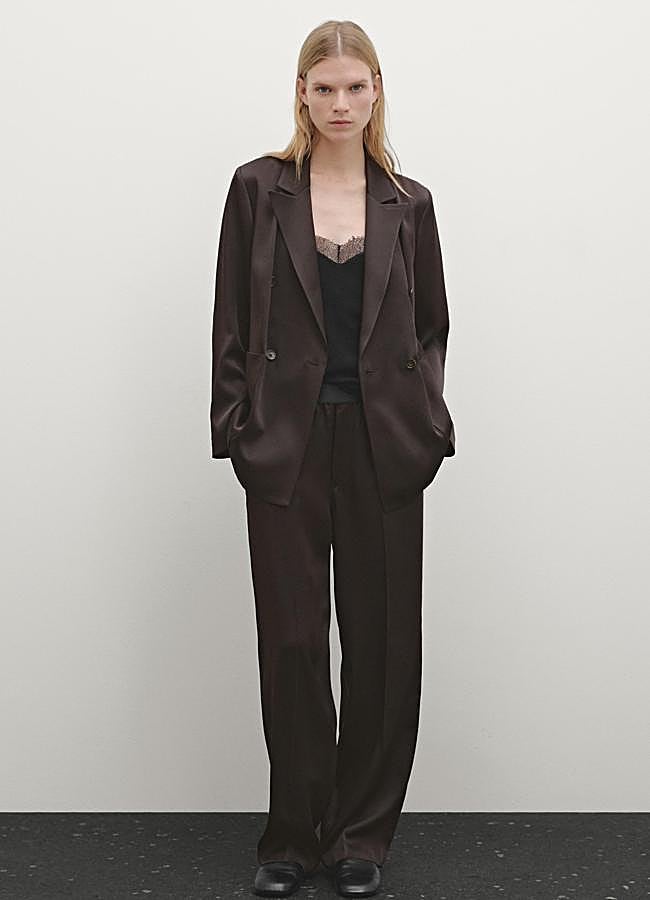 Imagen - Mujer con traje de Massimo Dutti (Americana satinada por 149€/ Pantalón ancho satinado por 79,95€)