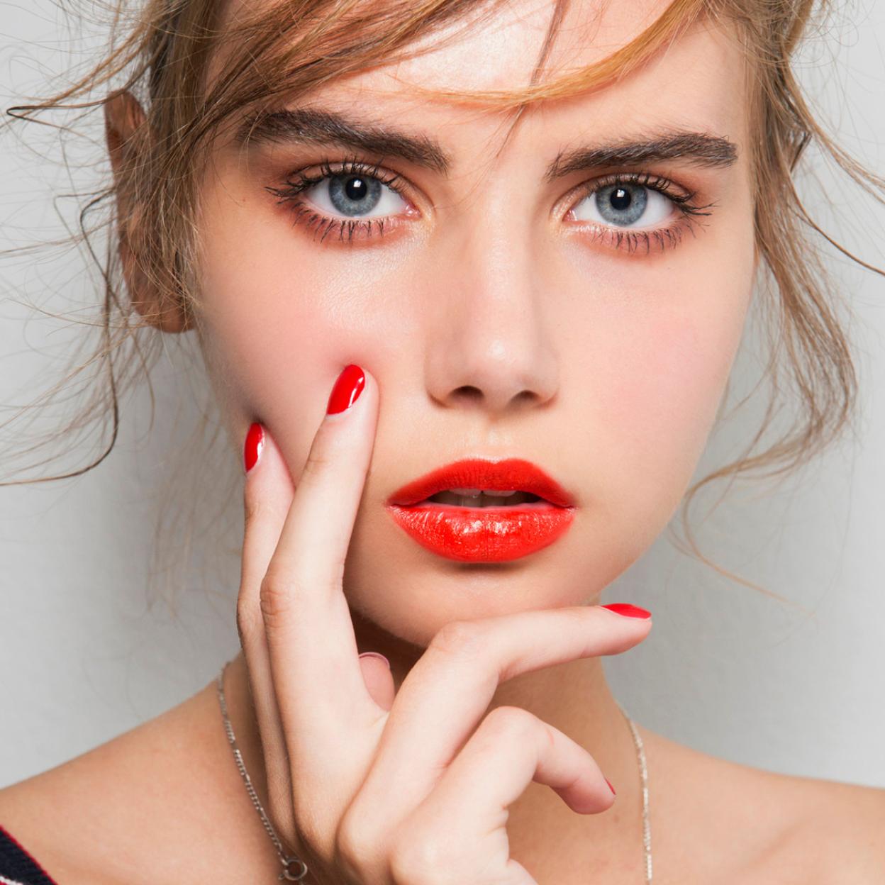 Modelo con uñas rojas