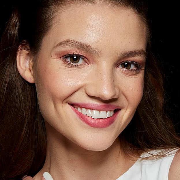 Máscara de pestañas en burdeos: el color tendencia para el maquillaje de ojos que usarás esta Nochevieja