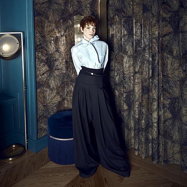 Feito, que presenta su segunda novela, lleva camisa de Mango y pantalón, cinturón y zapatos de Max Mara.