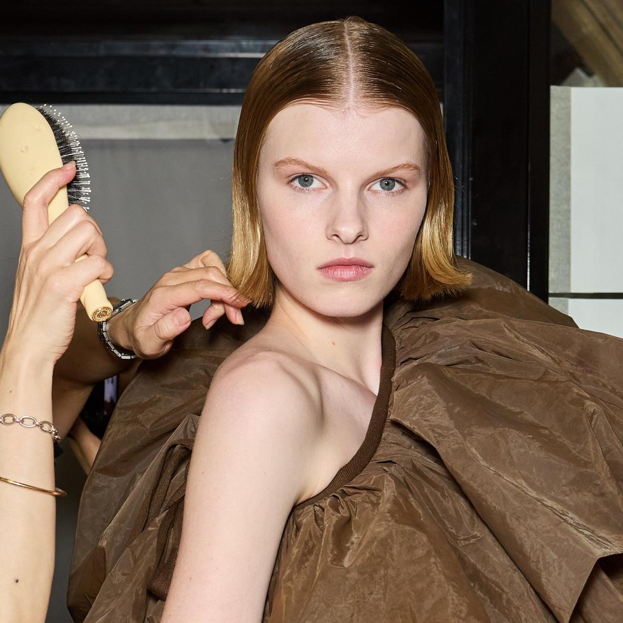 Una modelo en el backstage.