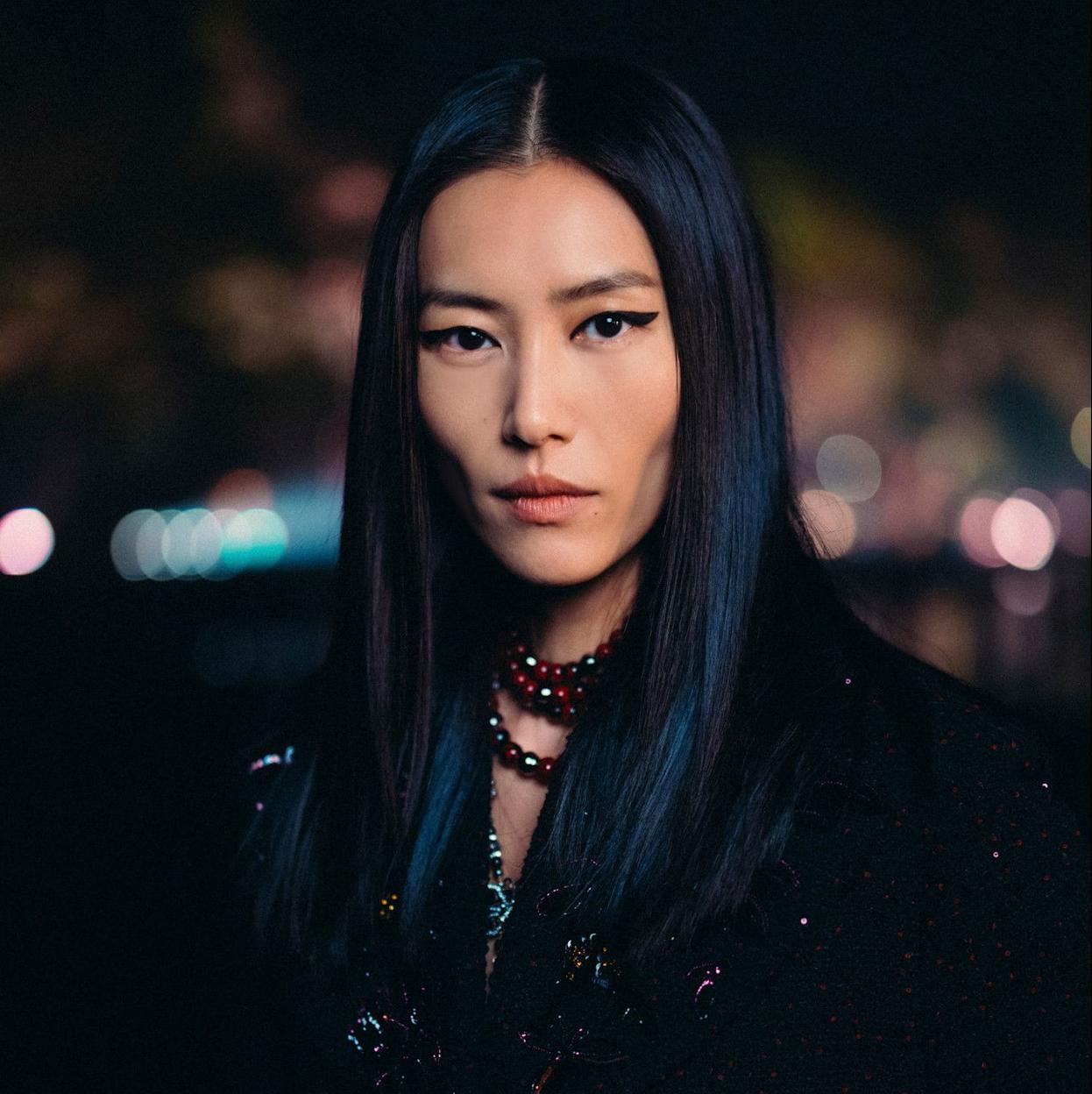 Modelo con delineado de ojos grueso