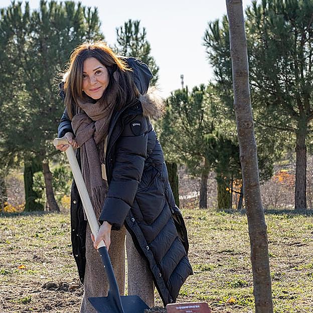 Imagen principal - Laura Ruiz de Galarreta, dircom de IKEA; Jacobo de Saavedra, director de Relaciones Institucionales de ISS; y Fabiola Barandiarán, mánager de McDonald's.