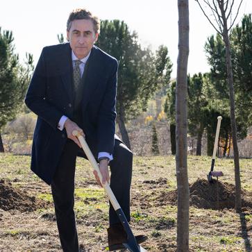 Imagen secundaria 1 - José Luis Martínez Almeida planta un árbol en nombre del consistorio en el Bosque del Propósito. Juan Alonso de Lomas, CEO de L'Oréal Groupe España y Portugal. Juan Naya, CEO de Isdin.