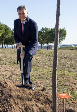 Imagen secundaria 2 - José Luis Martínez Almeida planta un árbol en nombre del consistorio en el Bosque del Propósito. Juan Alonso de Lomas, CEO de L'Oréal Groupe España y Portugal. Juan Naya, CEO de Isdin.