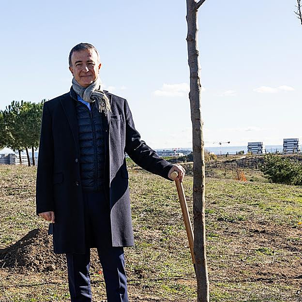 Imagen principal - Enrique Polo de Lara, director general de Salesforce España; Jaume Miquel, presidente y CEO de Tendam; y Manuel Mirat, CEO de Vocento.