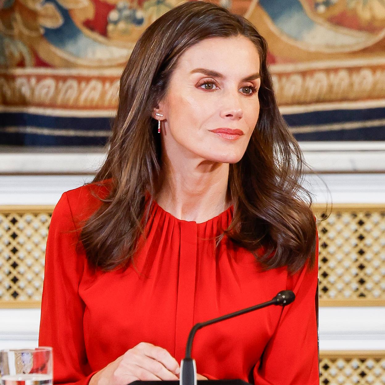 La reina Letizia con una falda roja.