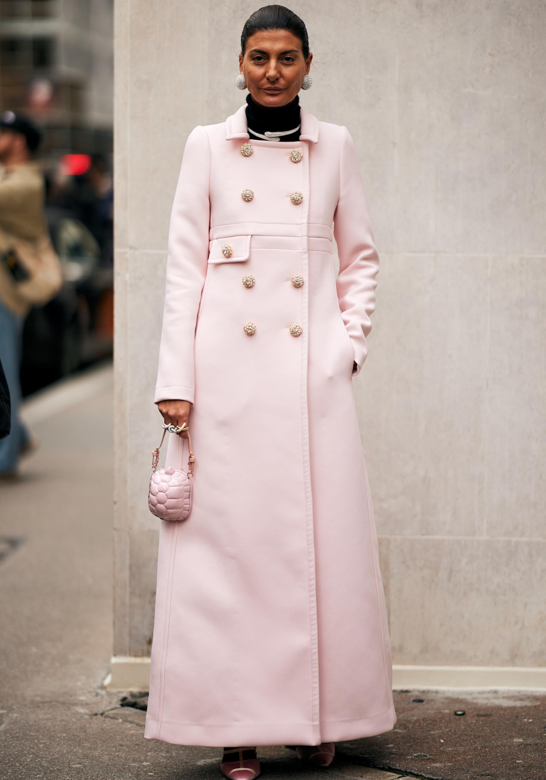 Mujer con abrigo rosa pastel