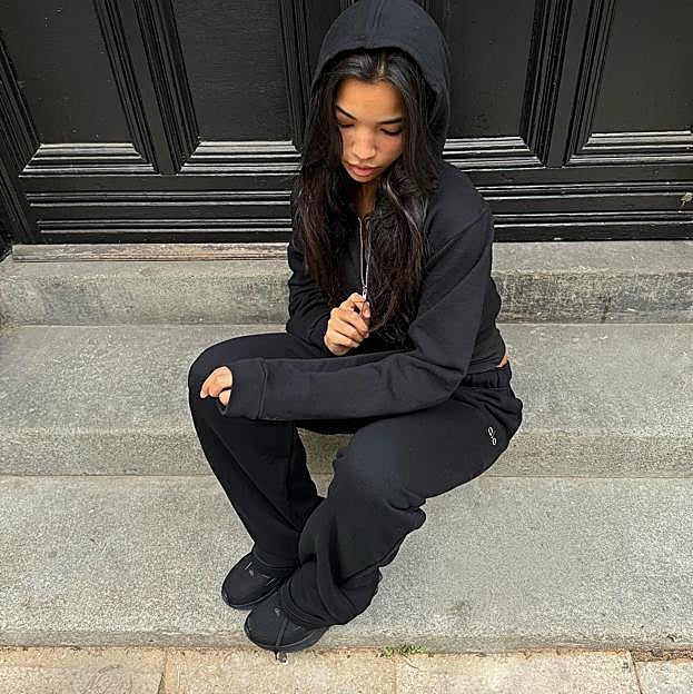 Mujer haciendo ejercicio en la calle. 