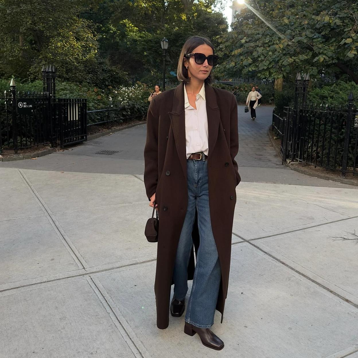 Influencer con abrigo marrón chocolate tendencia