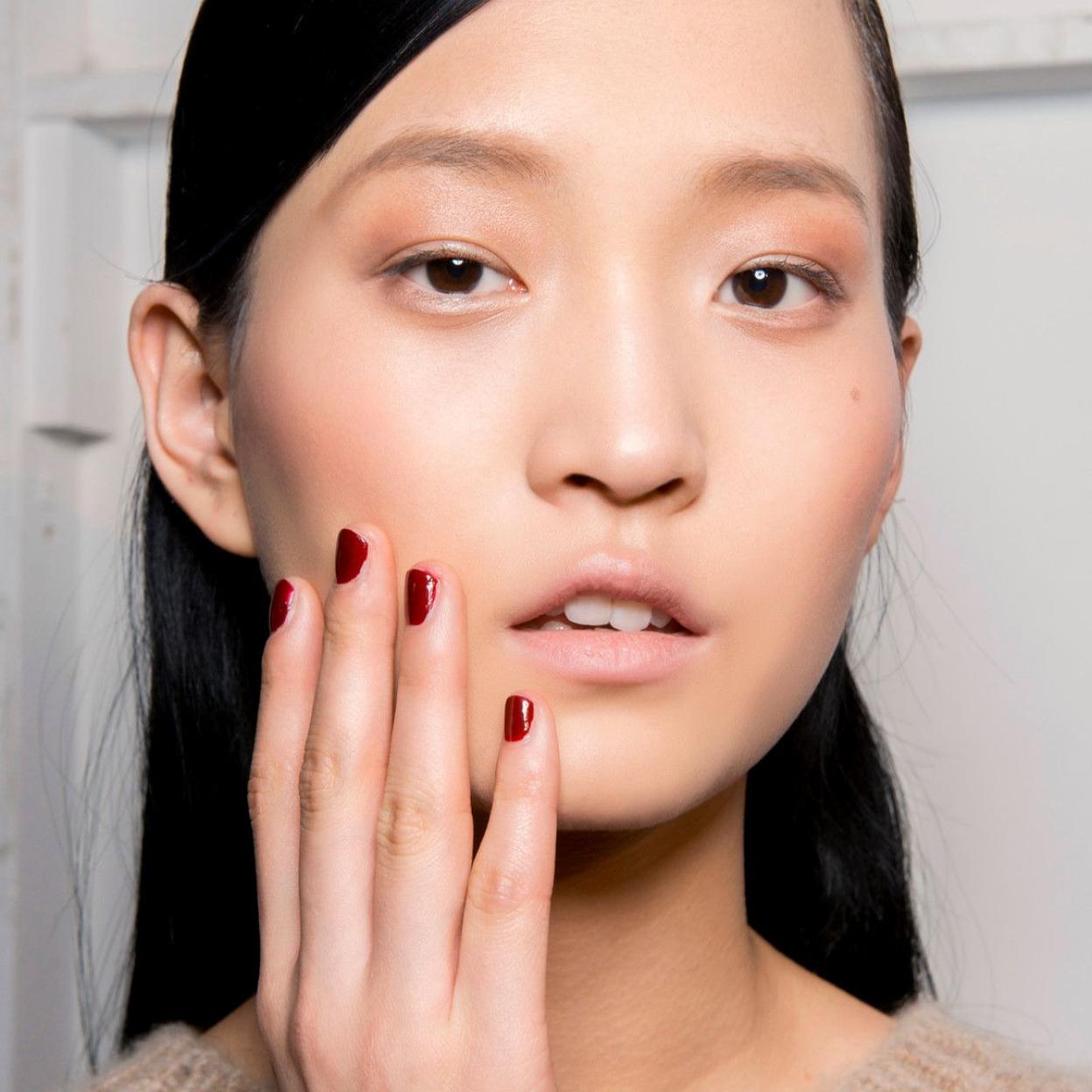 Modelo con color de uñas para invierno 2024