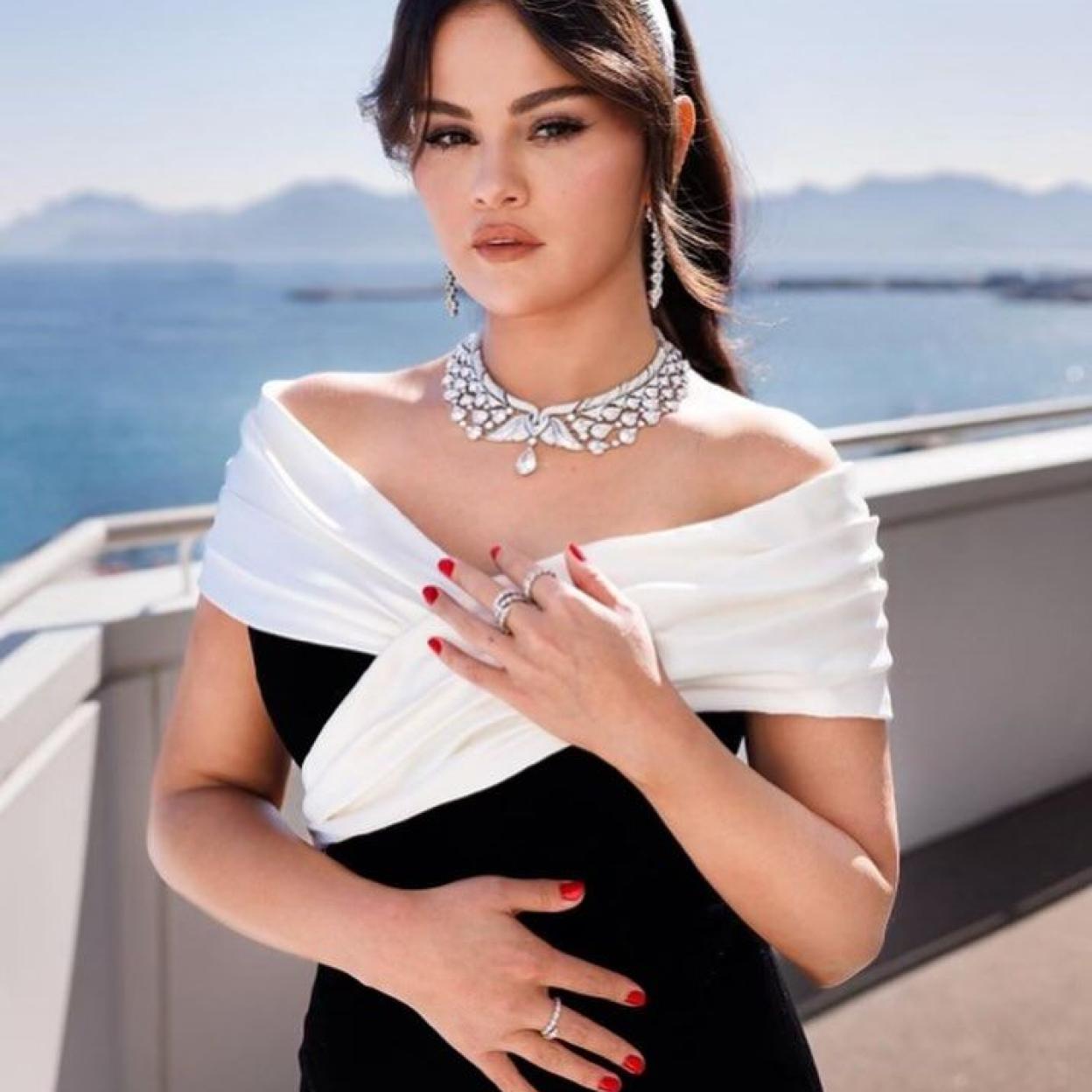 Selena Gomez con manos suaves y bien cuidadas