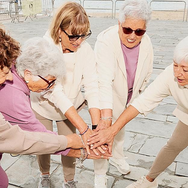 Mujeres haciendo ejercicio al aire libre. 