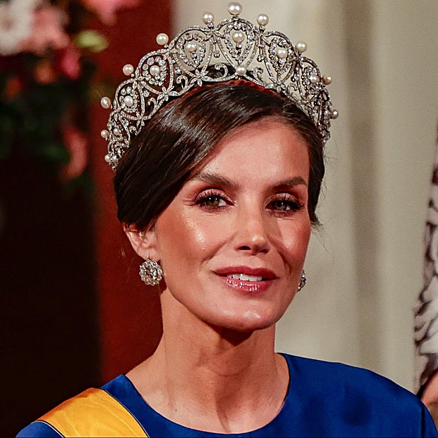 La reina Letizia con la tiara Rusa y pendientes y broche del lote de joyas de pasar. 