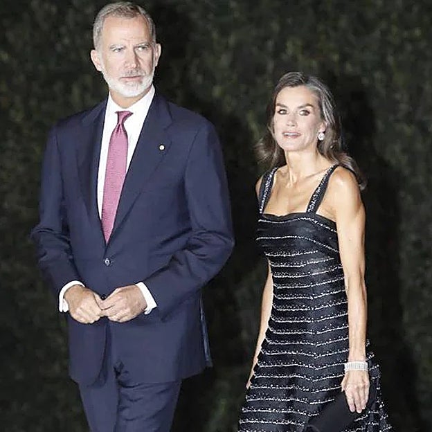 Doña Letizia con pendientes de brillantes y pulsera de Cartier. 