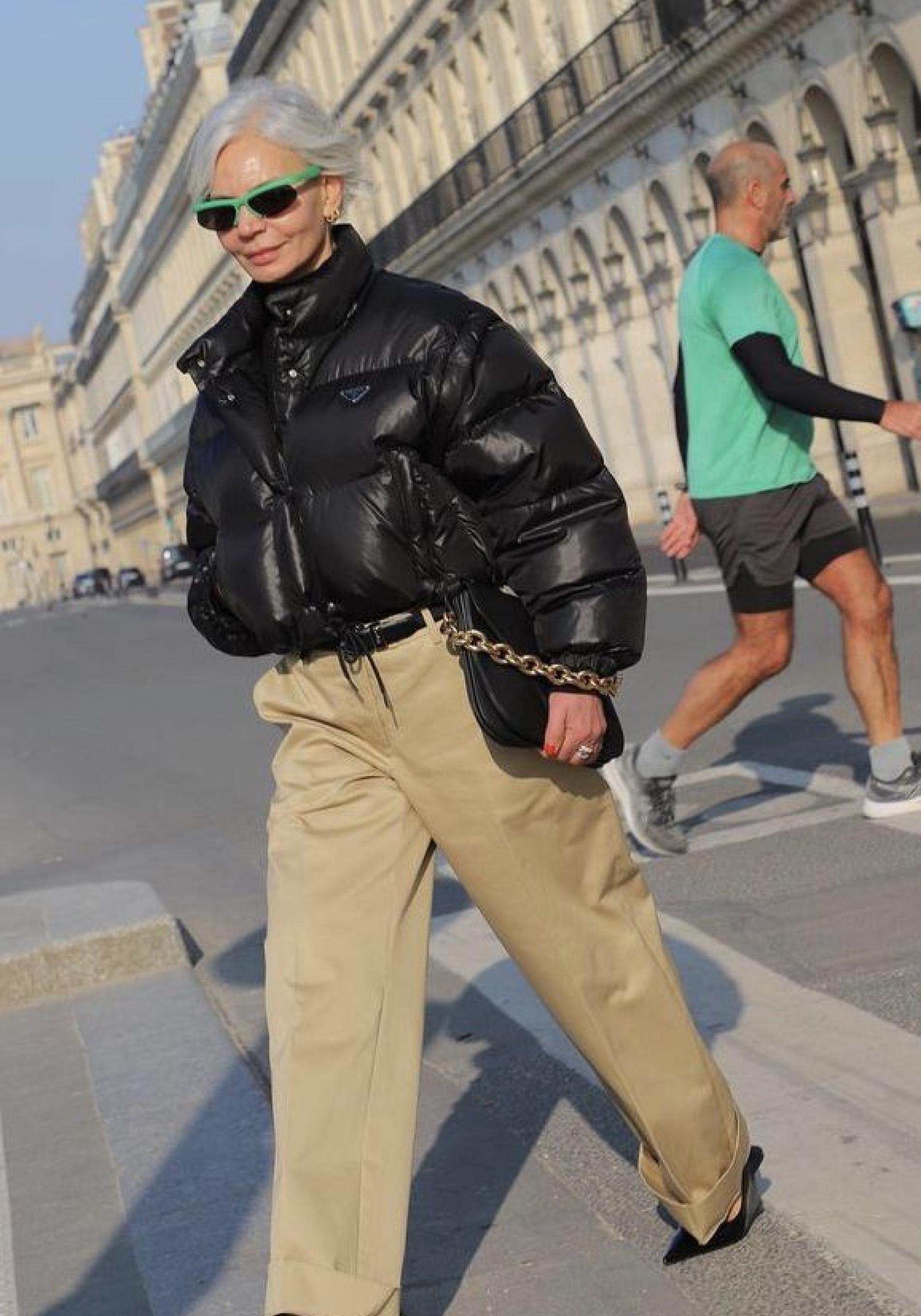 Influencer mayor de 50 con abrigo plumífero