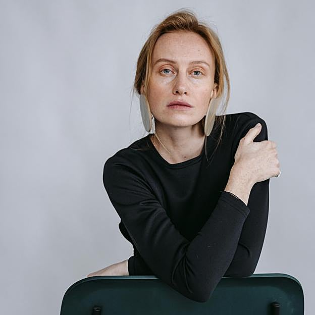 Mujer haciendo ejercicios de relajación. 