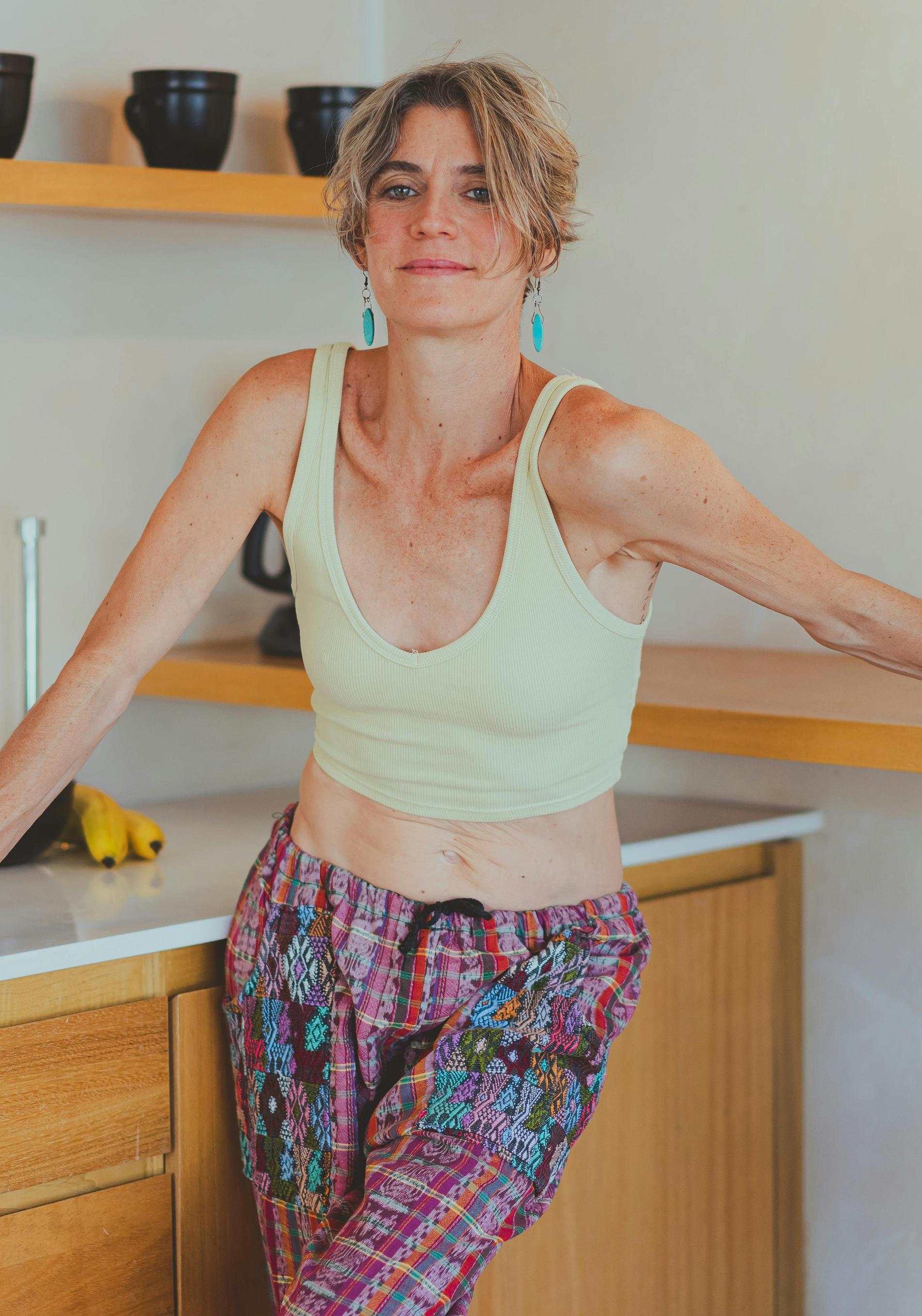 Mujer relajándose en casa. 