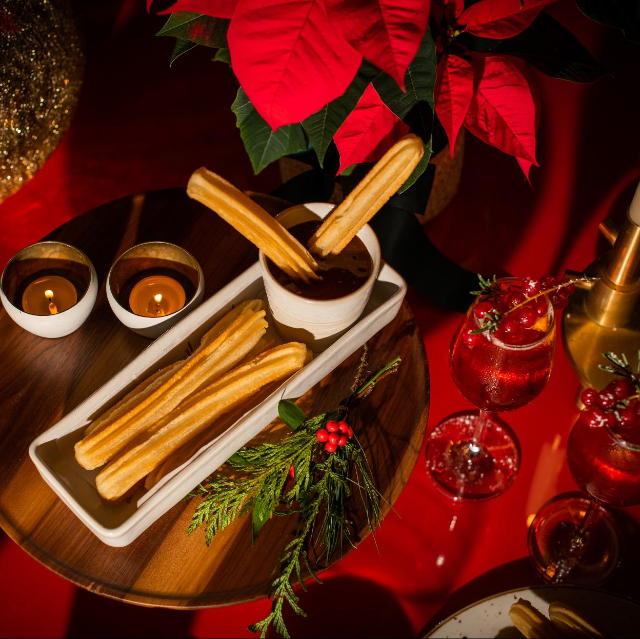 El chocolate con churros como el que se puede disfrutar en el Barceló Torre de Madrid es una de las tradiciones más navideñas de la capital. 