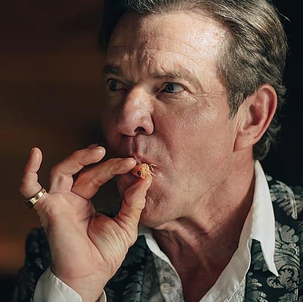 Dennis Quaid en una imagen de La sustancia, la película en la que ha participado juntoa a Demi Moore y Margaret Qualley, estrenará nueva serie en 2025.