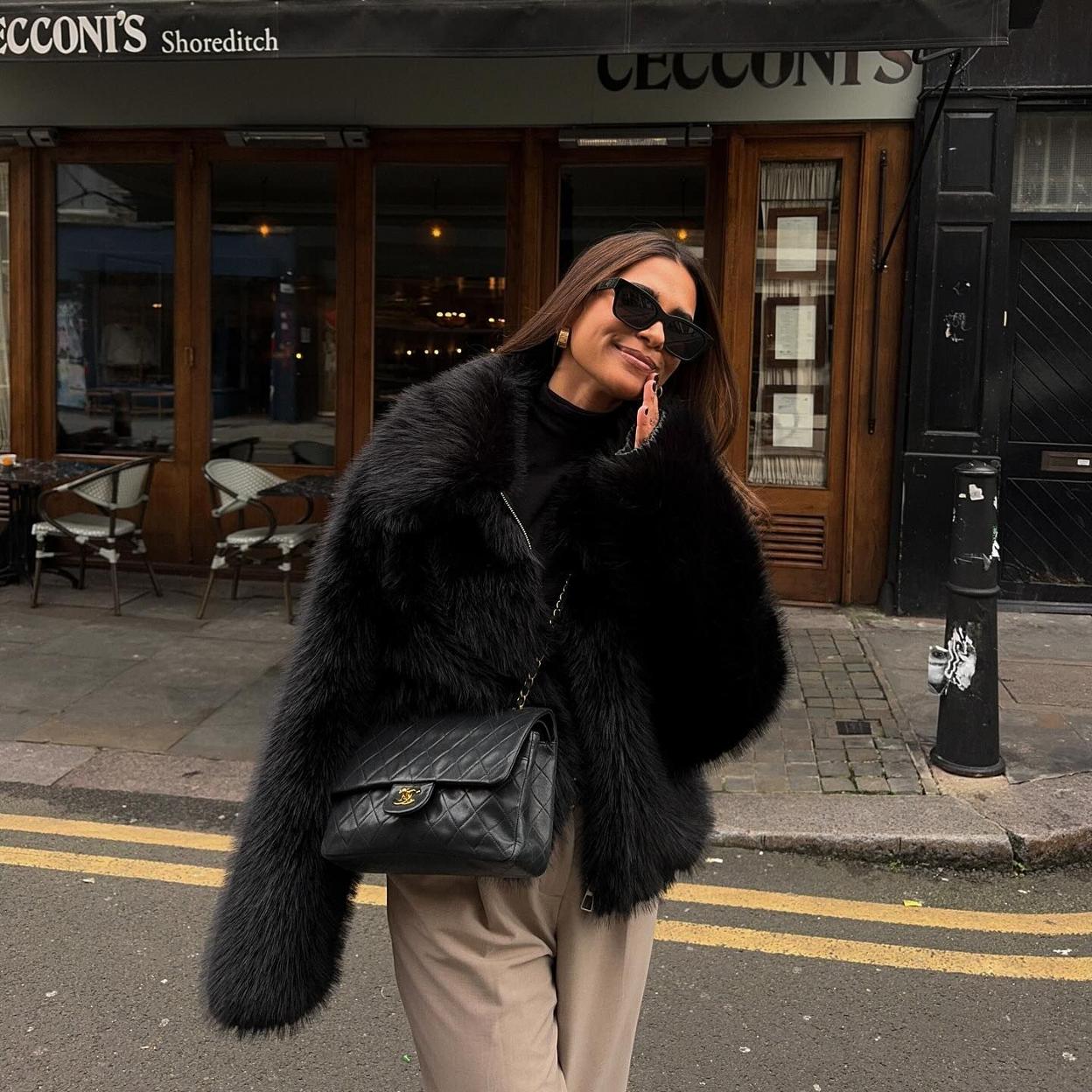 Influencer con chaqueta de pelo