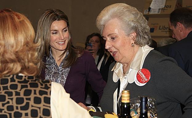 Doña Letizia y la fallecida infanta Pilar en el Rastrillo de Nuevo Futuro en 2009. 